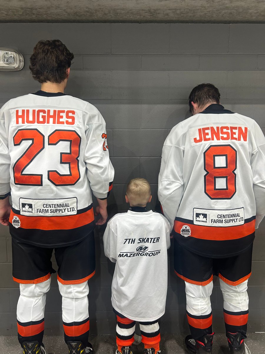 winklerflyers's tweet photo. Last nights @MazerGroup 7th skater was Evan Peters! U9 Player from Winkler!

Evan couldn't decide between Jenny and Hughesy so they both jumped in for a photo!

#GoFlyersGo #OrangeAndBlack #FightForGordie https://t.co/ikk0cPVaZn