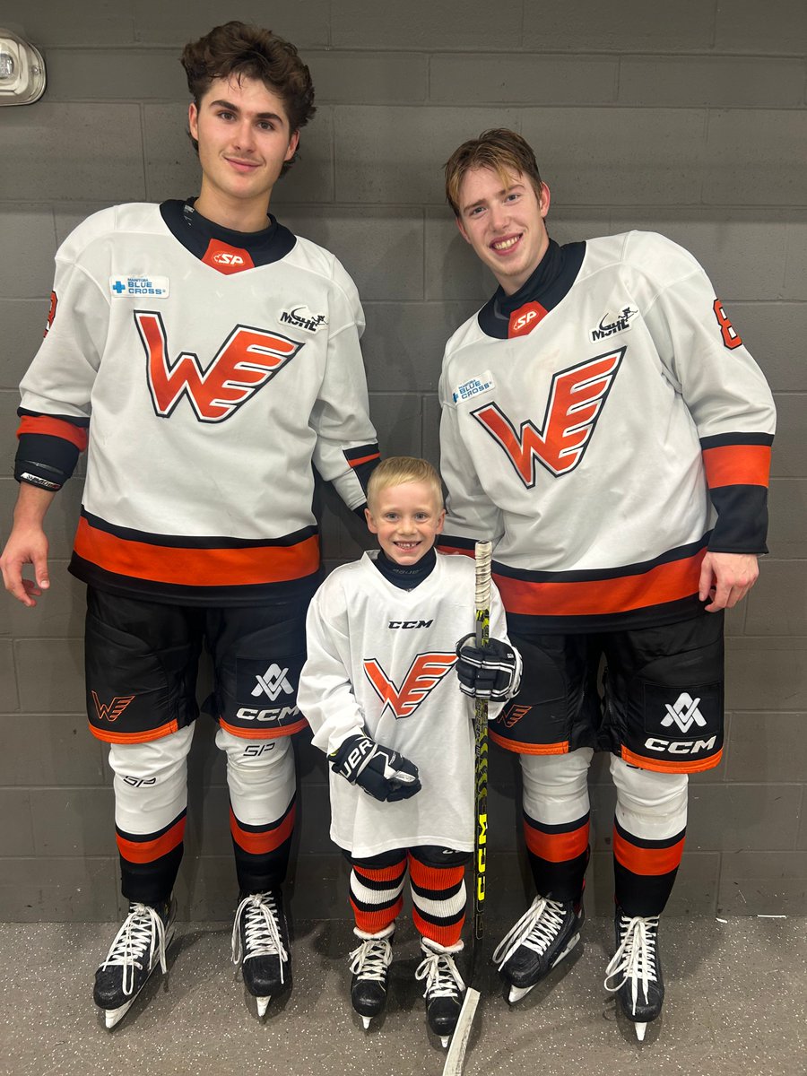 winklerflyers's tweet photo. Last nights @MazerGroup 7th skater was Evan Peters! U9 Player from Winkler!

Evan couldn't decide between Jenny and Hughesy so they both jumped in for a photo!

#GoFlyersGo #OrangeAndBlack #FightForGordie https://t.co/ikk0cPVaZn