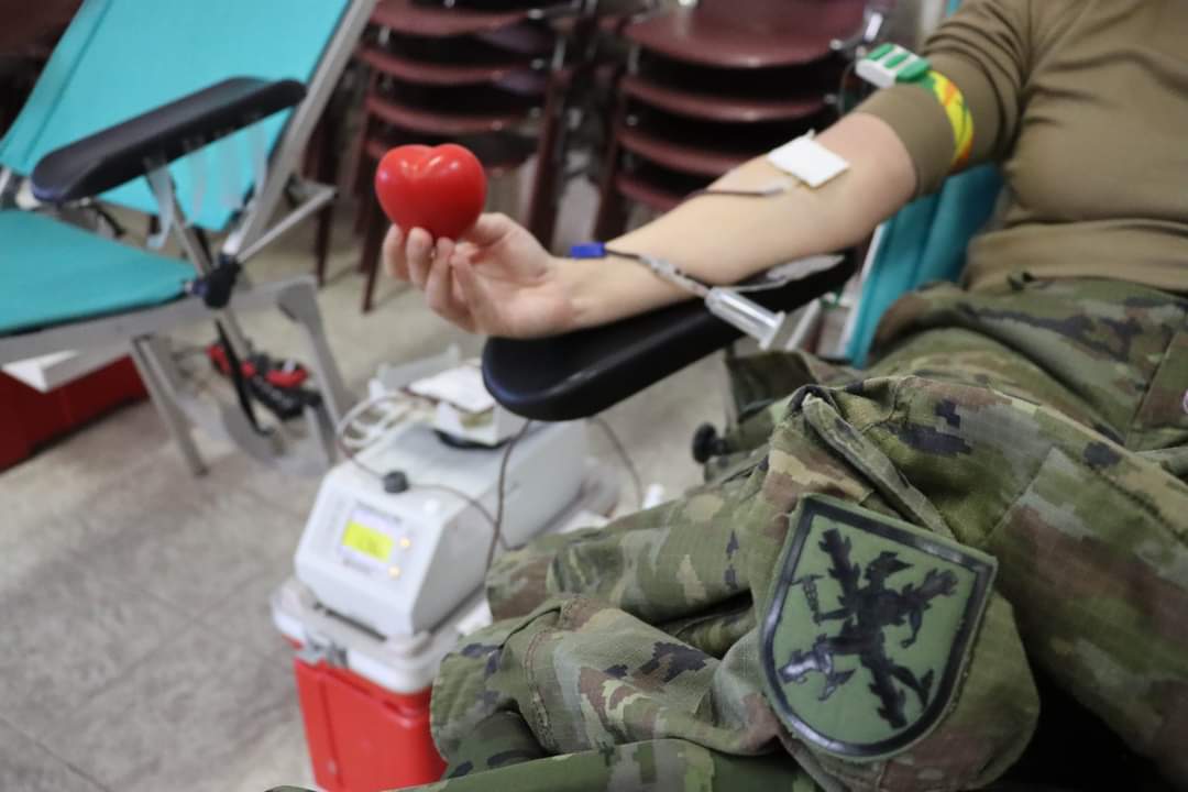 FUTER_ET's tweet image. El #REW31 del #MATRANS demuestra su compromiso con la comunidad al participar en una exitosa campaña de donación de sangre, fortaleciendo la solidaridad y el espíritu de servicio.
#DonaciónDeSangre
#Solidaridad
#SomosTuEjército