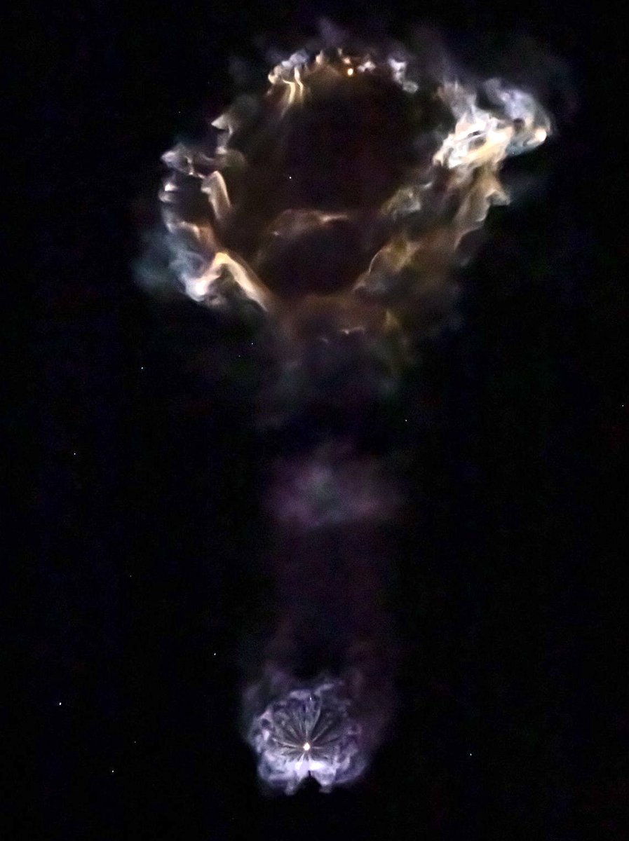 billmeco's tweet image. #Spacex Falcon 9 launches the @EutelsatGroup #OneWeb F20 mission to orbit from #Vandenberg SFB. and returns the 1st stage back to #LZ4 for its 7th flight. Oct. 19, 2024