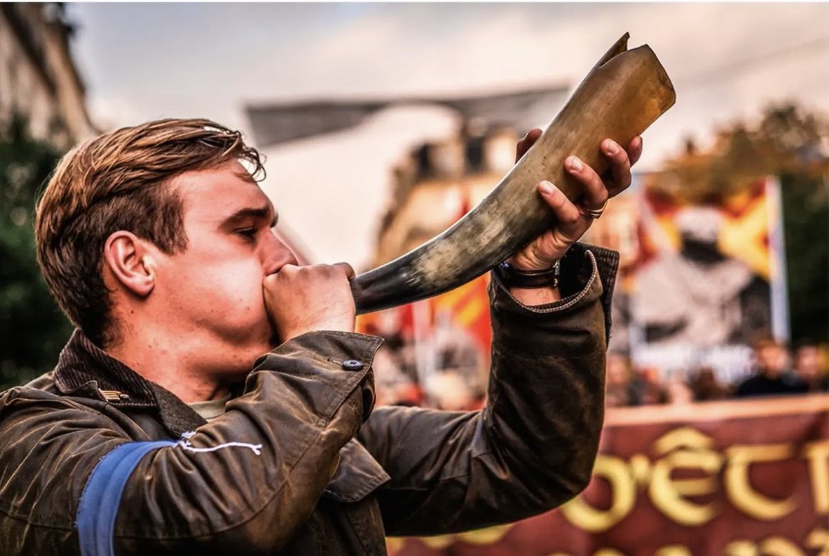 Samedi à #Rouen s’est tenue la « marche des normands ». Je connaissais pas cet événement mais je trouve l’esthétique particulièrement réussie. 
Bravo à ces jeunes qui célèbrent leur identité.