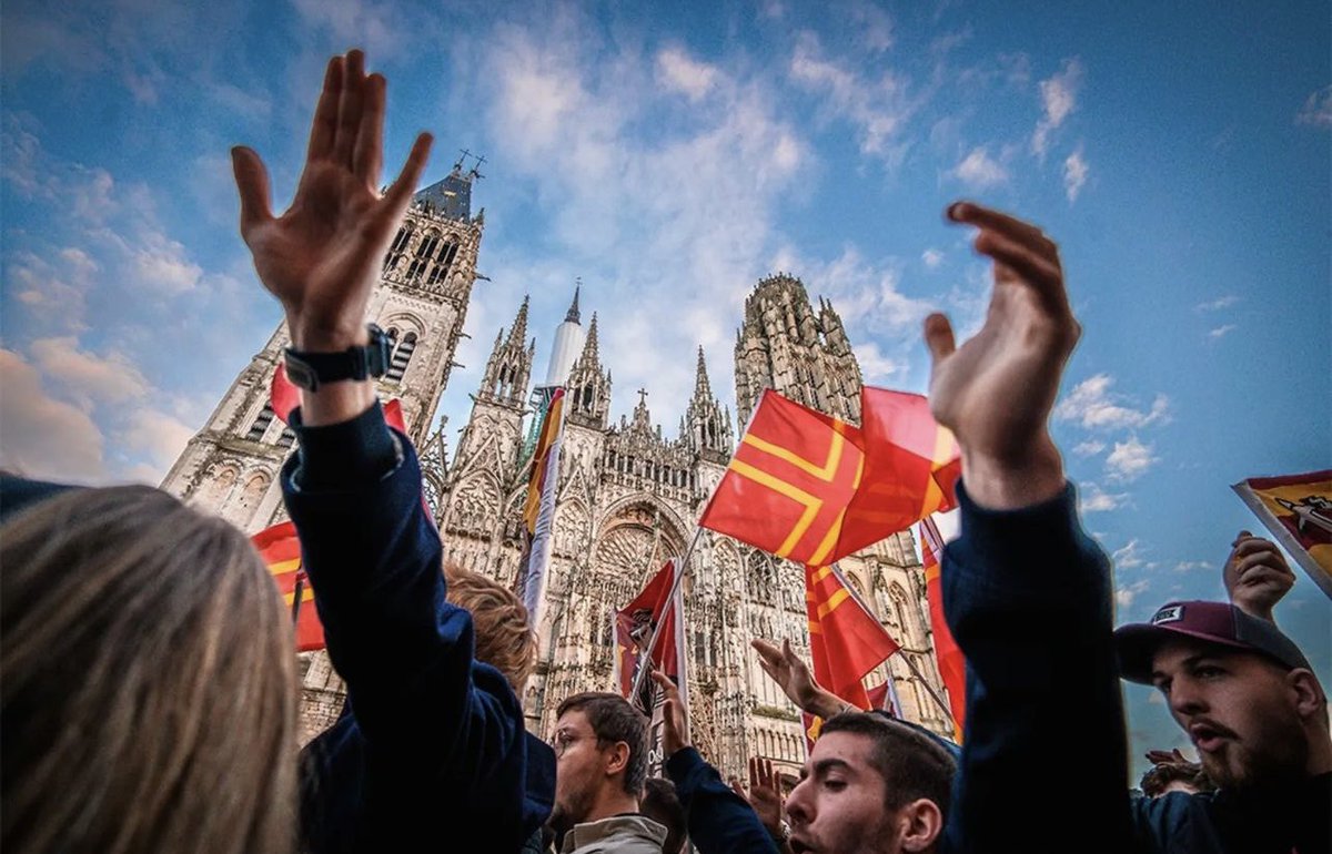 DamienRieu's tweet photo. Samedi à #Rouen s’est tenue la « marche des normands ». Je connaissais pas cet événement mais je trouve l’esthétique particulièrement réussie. 
Bravo à ces jeunes qui célèbrent leur identité. https://t.co/1aPJxXe42I