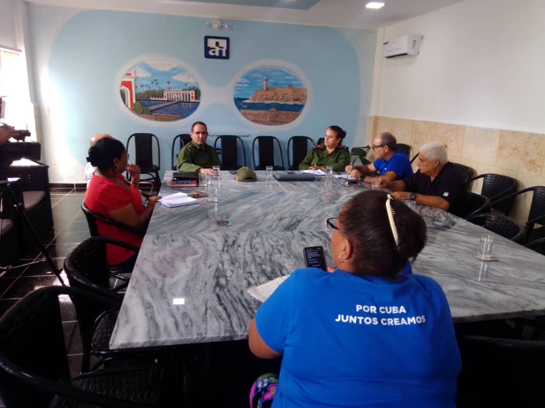 gobhabana's tweet photo. 📢💧| El Primer Secretario del Comité Provincial del Partido @IzquierdoAlons1 y la Gobernadora @YanetHzP, junto al Delegado de Recursos Hidráulicos, fueron informados por @AguasdeLaHabana sobre la situación actual de la recuperación del abasto de agua en la ciudad. https://t.co/dPsvirpbOx