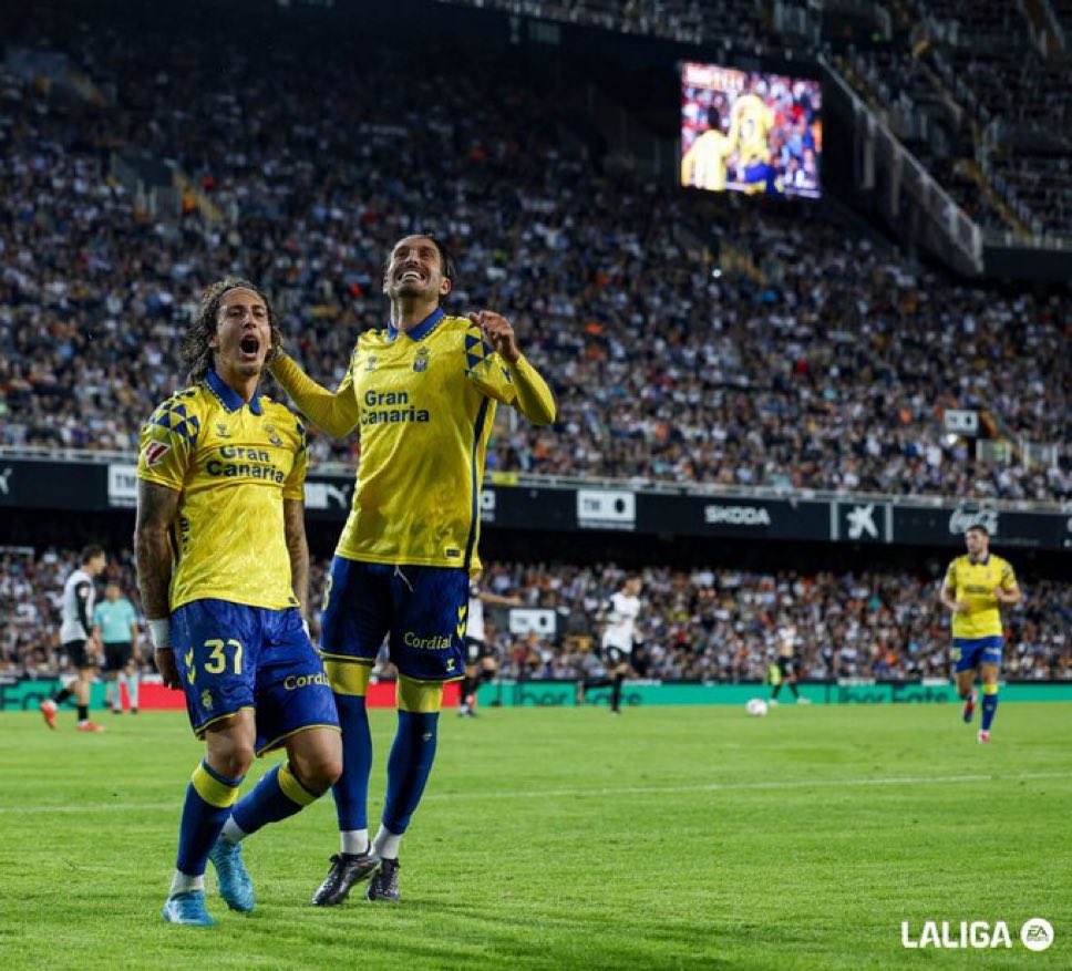 Miguel Jorge (@miguejs98) on Twitter photo El fútbol es tan cabron que la primera victoria llega ante el mismo rival que conseguimos la última.
Hemos tenido que esperar 254 días y vivir un partido para pasar la noche en urgencias.
Duele, pero sufrir por estos colores es lo más bonito que hay.
<a href="/UDLP_Oficial/">UD Las Palmas</a> El fútbol es tan cabron que la primera victoria llega ante el mismo rival que conseguimos la última.
Hemos tenido que esperar 254 días y vivir un partido para pasar la noche en urgencias.
Duele, pero sufrir por estos colores es lo más bonito que hay.
<a href="/UDLP_Oficial/">UD Las Palmas</a>