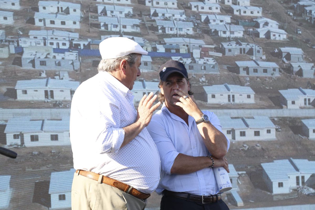 FocusPunta's tweet photo. Un gran día para Maldonado y para el país. La última construcción del asentamiento Keneddy fue demolida. Las familias realojadas en el nuevo barrio tienen también un nuevo futuro. El presidente @LuisLacallePou junto al intendente @Antia_Enrique ministros, senadores, Diputados y alcaldes acompañaron el histórico momento.