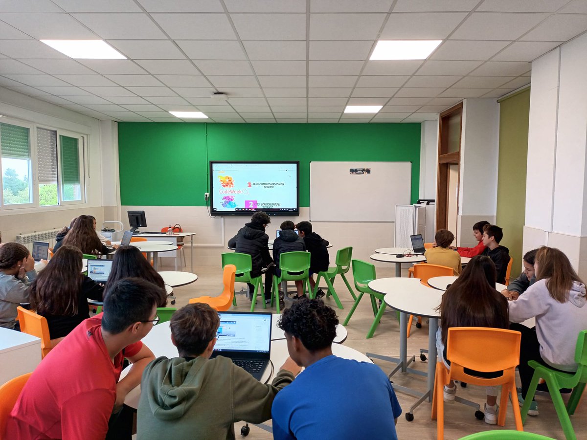 LdaVinci_ies's tweet image. Los alumnos de Tecnología y Digitalización de 2º ESO han participado en la #CodeWeek2024 realizando un taller de Scratch en el que han desarrollado el " Juego del Laberinto"