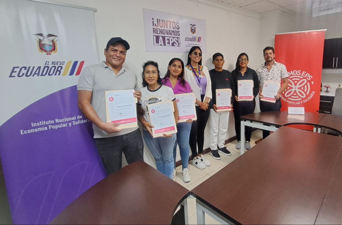 IEPS_Ec's tweet photo. ¡El trabajo en el territorio sigue avanzando! 💪 

En #Guayaquil entregamos la Marca #SomosEPS a 6 organizaciones de los sectores de limpieza y transporte. Con este distintivo, podrán acceder a mejores oportunidades de comercialización.

#RenovamosLaEPS https://t.co/GfUpYndJ9y