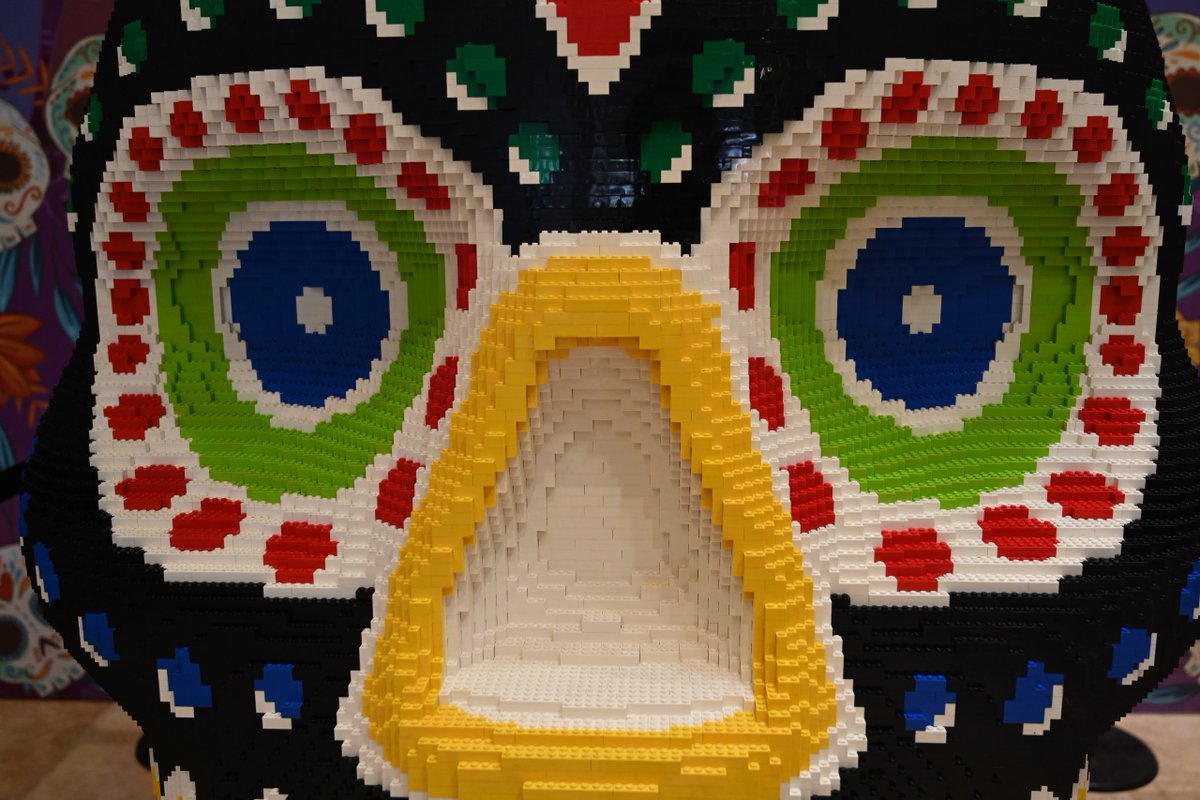 SCulturaNL's tweet photo. ¿Imaginas una calavera con bloques de LEGO?
MUNE y @fsantaluciatraen esta pieza de 108 mil bloques de legos con colores brillantes como una representación de uno de los elementos más emblemáticos del Día de Muertos.
¡Visítala! La entrada es libre.
#CulturaNL #LEGO #FISL #3Museos https://t.co/S7wfyOE3zn