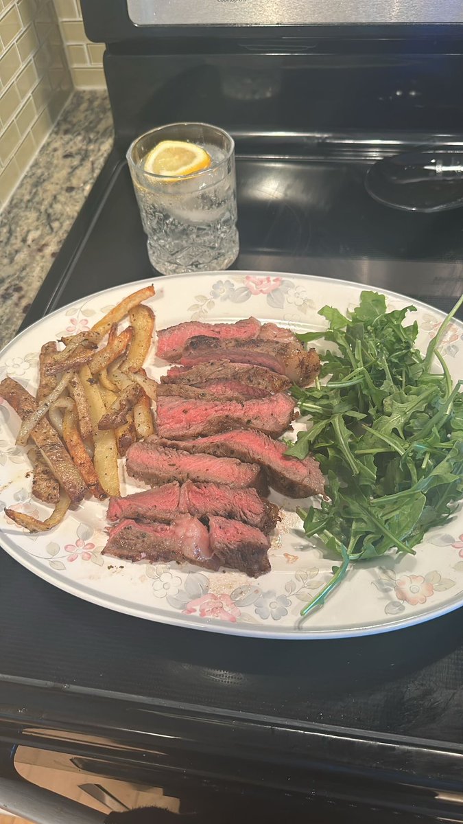 ItsMrGates's tweet photo. Finally had a free night to cook….steak, fries, arugula. 

Trust God. https://t.co/EHqSkpHlgK