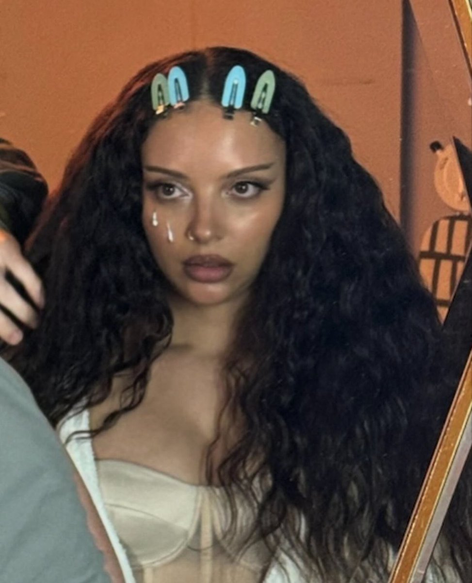 thebestofjade's tweet photo. a literal Bratz doll https://t.co/Sslo1BjyN0