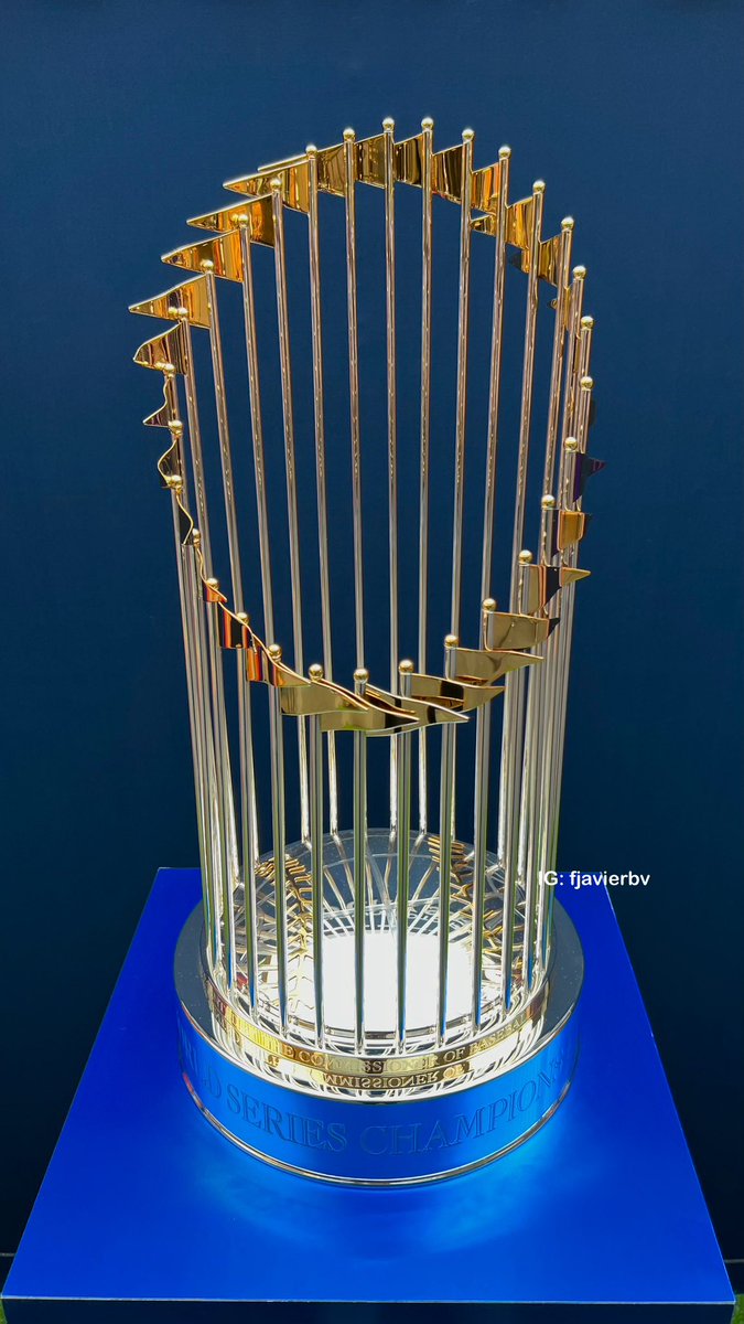 ElPumaJavier's tweet photo. Con ustedes el Trofeo del Comisionado que los Yankees o los Dodgers se llevarán a casa al finalizar la temporada 2024 de Grandes Ligas. 
Este trofeo visitó la CDMX durante la pasada MLB World Tour: México City Series entre los Astros y los Rockies🏆⚾️🗽🔵 https://t.co/eiZBwTITvw