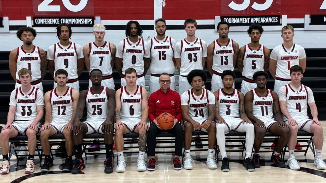 MasonHorodyski's tweet image. Incredible shirt from @PeypeySiva3 tonight 😂

@Matt_McGavic #GoCards x #ForTheVille @WHAS11