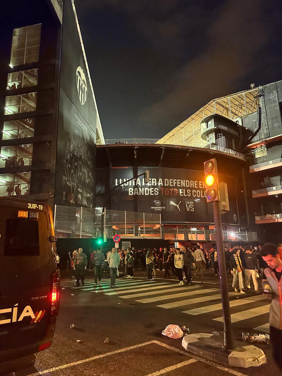 PV_COLLONUTS's tweet photo. Enhorabuena a los que callaís por 4 entradas , a los que blanqueais este atentado a la historia del club de vuestros padres , abuelos perpetrado por un trilero sin escrupulos , y por los colaboracionistas de aquí enhorabuena , estamos en la mas absoluta mierda https://t.co/VVQwii0VMd