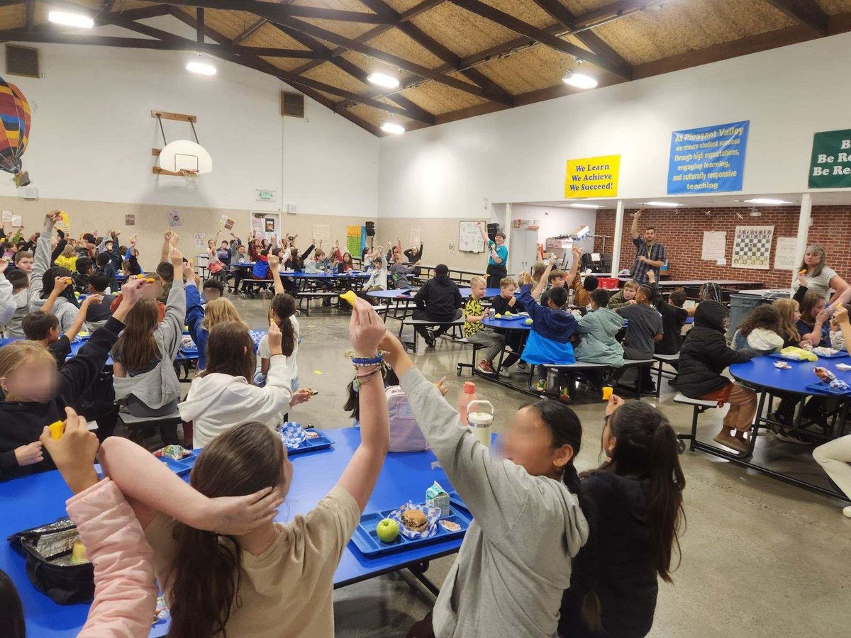Oregon_SNA's tweet photo. Pleasant Valley Elm. of Centennial SD joined students across the state by crunching on local peppers for Oregon Farm to School Month CRUNCH! Event!
Special thanks to Full Cellar Farms out of Boring, OR and Food Corps- Cal Verstrate.
#sna #osna #oregonschoolnutritionassociation https://t.co/By8tv64ozQ