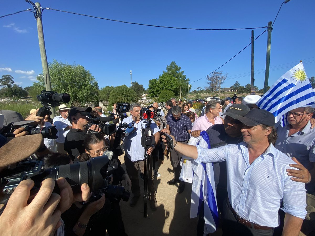 Acompañamos a los vecinos del barrio Kennedy en la emotiva demolición de la última casa del asentamiento, marcando la finalización del realojo de 530 familias.