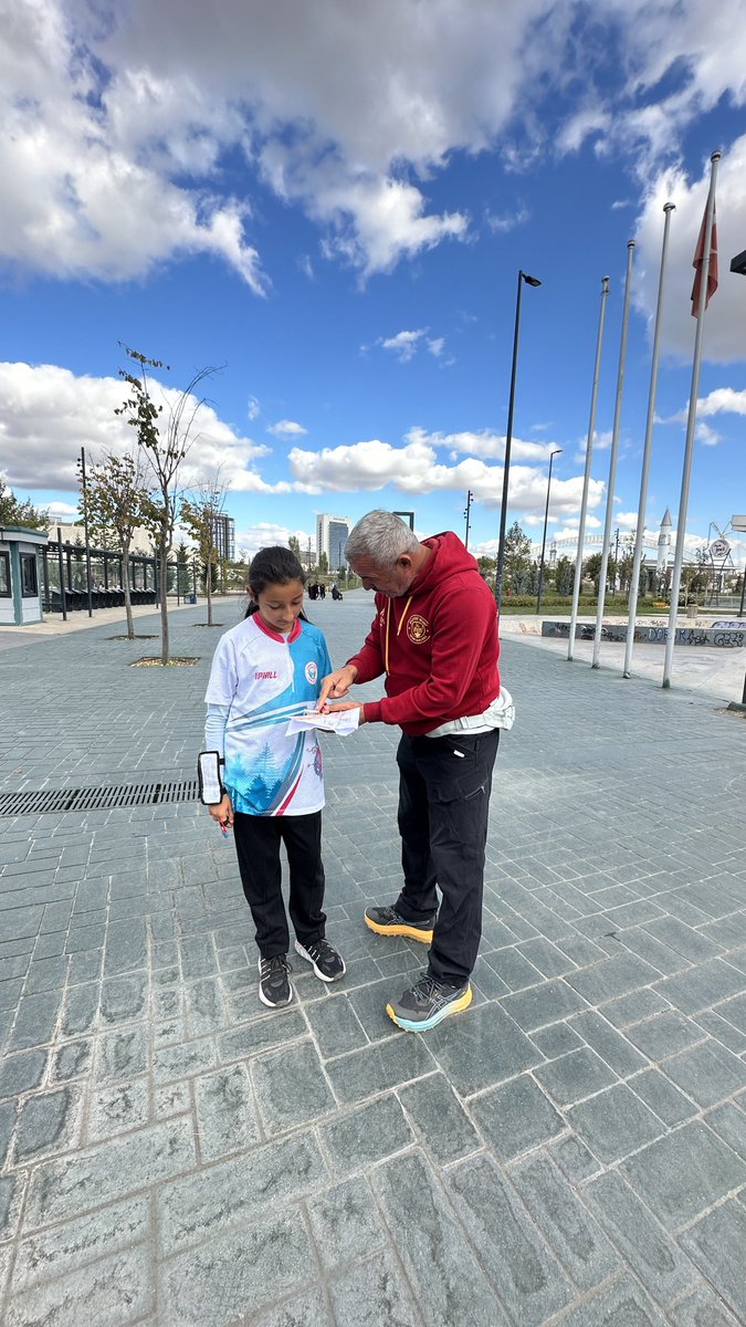 Baskenthedefsk's tweet photo. That’s The way we love exactly 😉
#orienteering #runningtrains https://t.co/p78El3LOYr