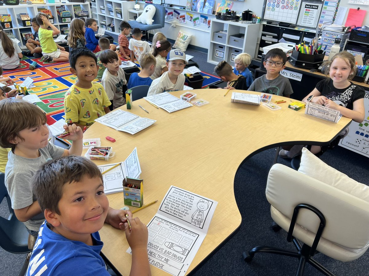 wong_weisel's tweet photo. Mrs. Steins and our B5 Ss got together and learned about different kinds of drugs and what they do for us using our flip books. #ghgators #fsdlearns https://t.co/DzOuB4HRFs