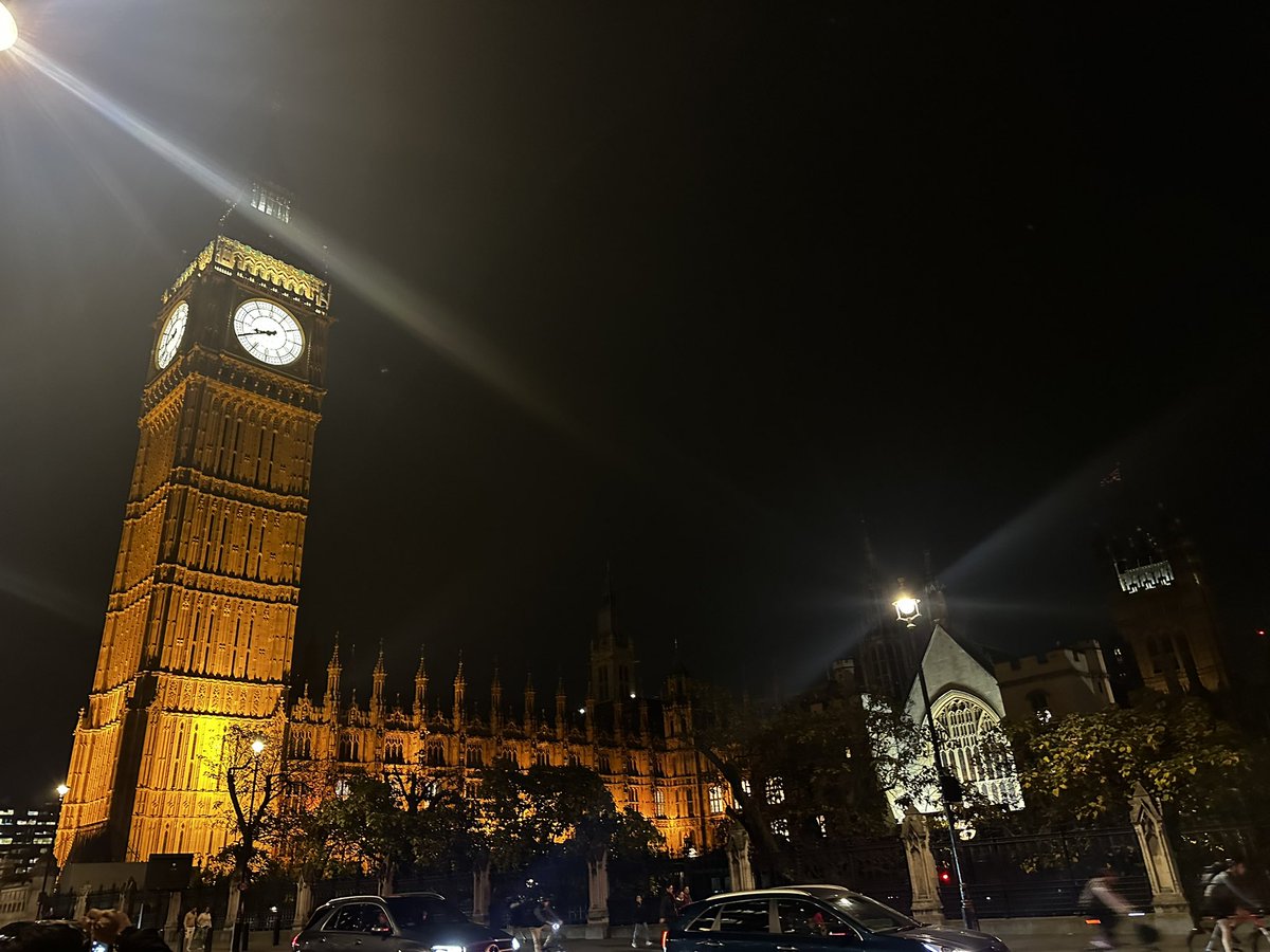 Honoured to attend Mobile UK’s reception at the House of Commons, discussing the importance of raising awareness of digital inclusion with the Minister, Sir Chris Bryant MP to bridge the connectivity gap. Exciting opportunities for local authority collaboration ahead!