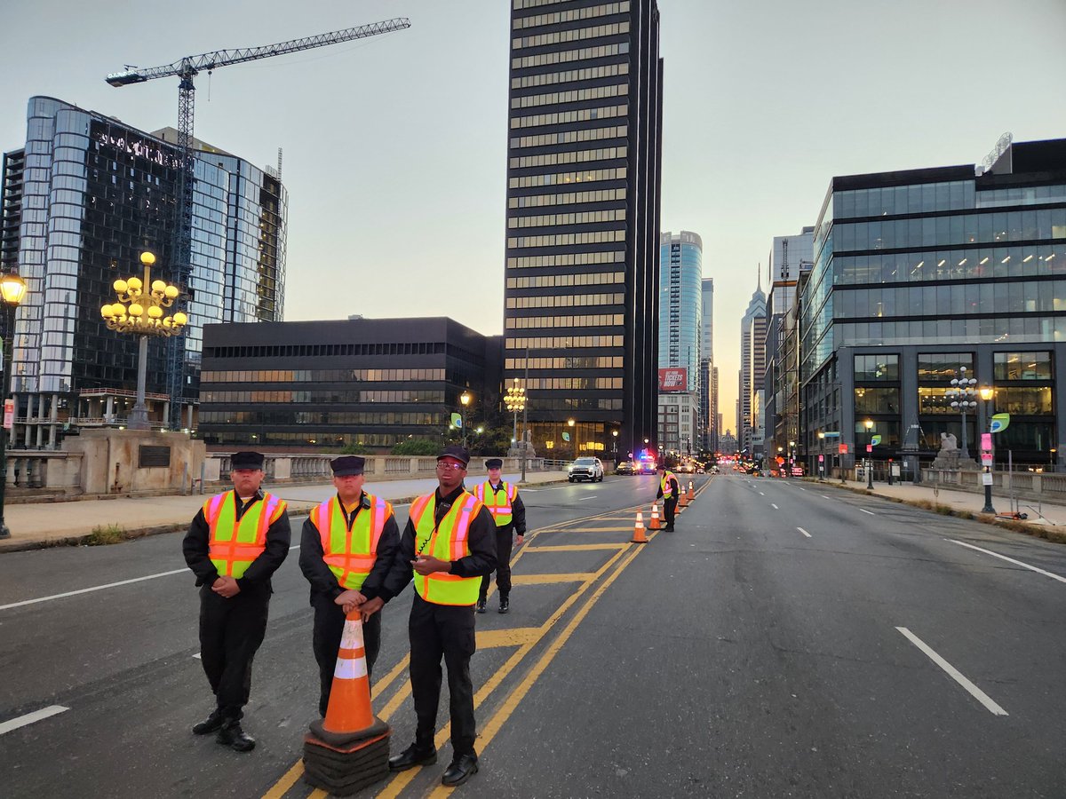 PPDExplorers's tweet image. @ppdexplorers reporting at 5:00am. to assist the @PPFtheforce with setup of the running course &amp;amp; water stations on Market St. @PhillyPolice @PPDComPrtBureau @PPDInspJThomas