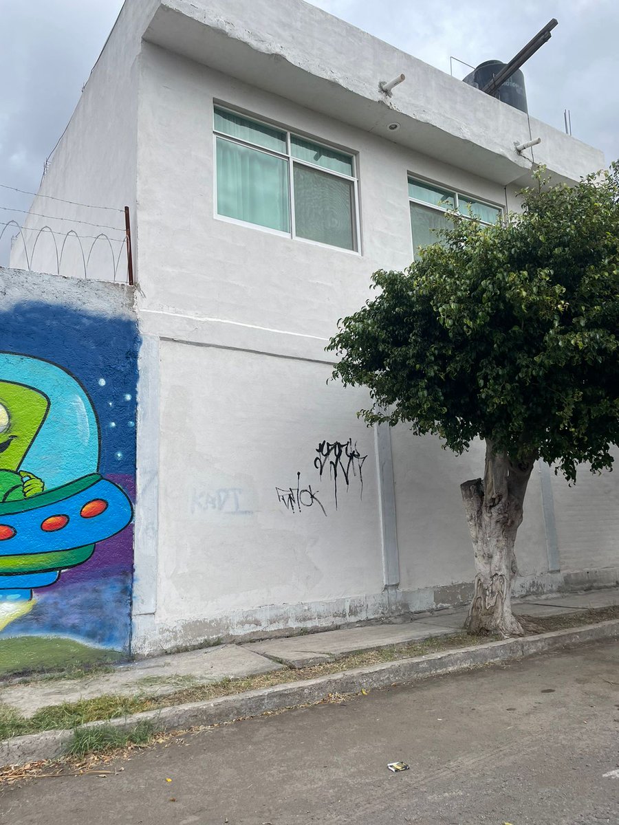 ericktrejog7's tweet photo. Como siempre la @POESQro haciendo gala de su nula presencia, se reportó en reiteradas ocasiones por más de 3 horas seguidas que había un grupo de más de 10 personas grafiteando, tomando y fumando marihuana, jamás llegó alguna patrulla @makugo @FeliFerMacias @gobqro https://t.co/eMGMx8RXPg