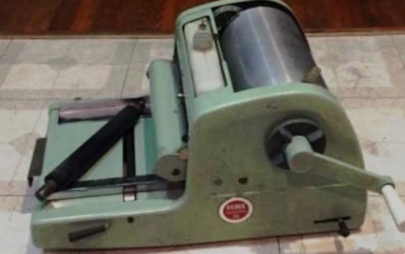 Using an overhead projector for a demo and having to explain to students what an overhead projector is 🤦🏼‍♂️

Reminds me of my dad telling stories about using the Gestetner