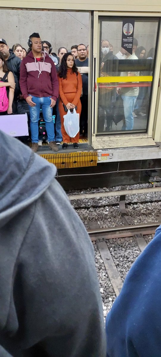 Jeffersonapg's tweet photo. linha 3 vermelha do metrô está com problemas e maior tempo de parada, bem no HORÁRIO DE PICO, aqui na barra funda a plataforma está LOTADA, mais um desserviço dessa empresa @metrosp_oficial #MetroSP #Linha3 https://t.co/94SjLFPUN5