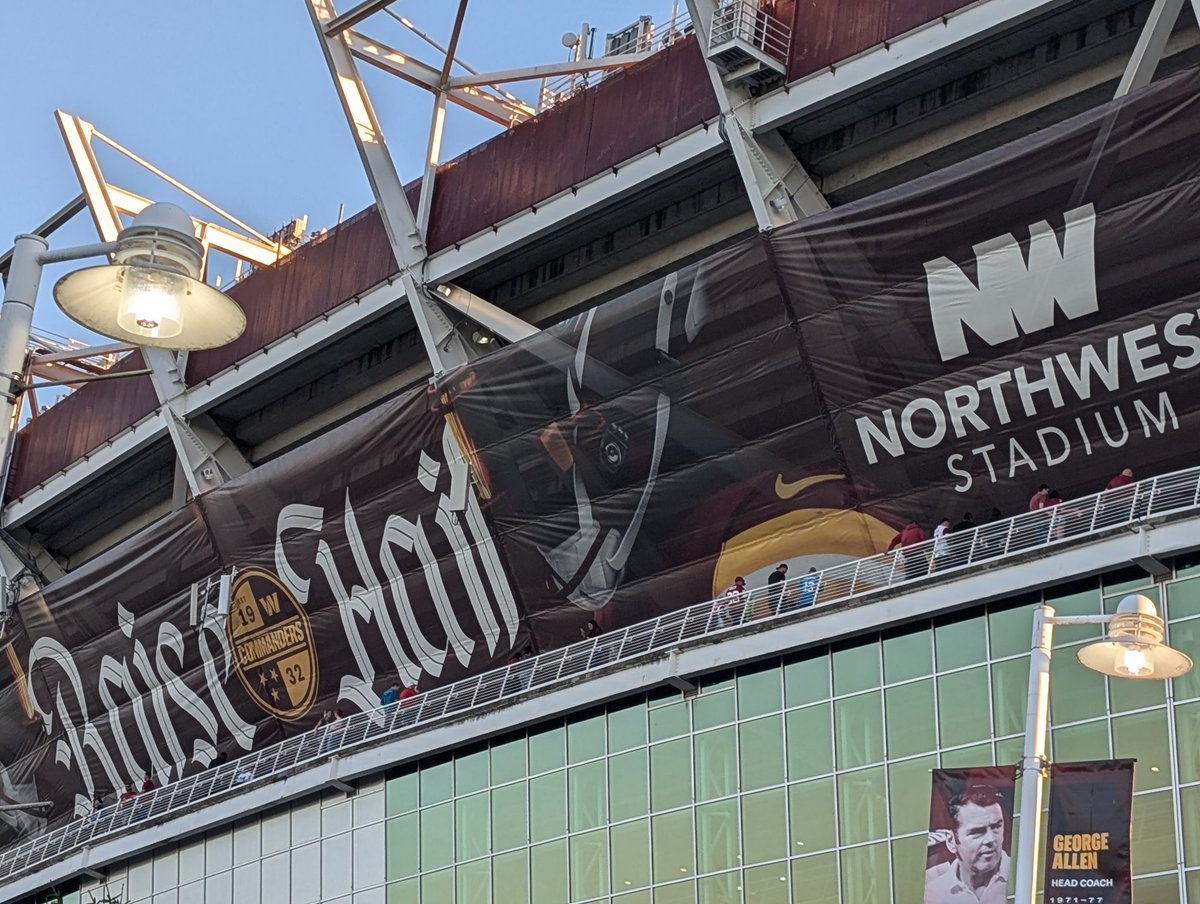 LadyBlueFlames's tweet image. I had a blast at the @Commanders game yesterday! Wore my @darrellgreen28 jersey! Congrats on his jersey retirement! #Commanders #commandersfootball #dcsportsfan #dcsports RIP to my grandfather, he was  a die hard fan of the burgundy and gold!