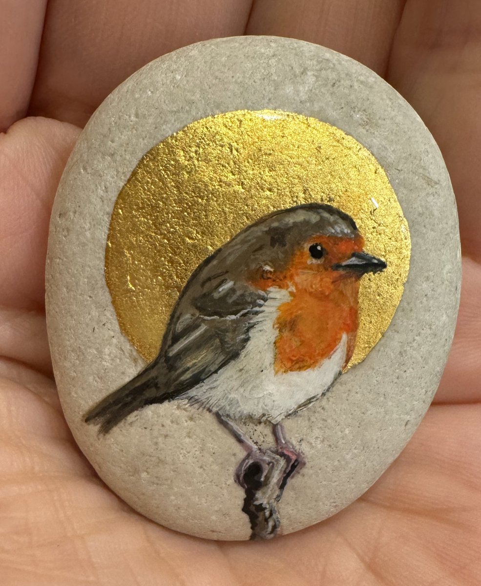 At this rate I need another trip to forage for stones to paint things on!!!! Robins are proving a bit popular… 😬… This one’s finished and varnished now. So delighted with the wee fella…