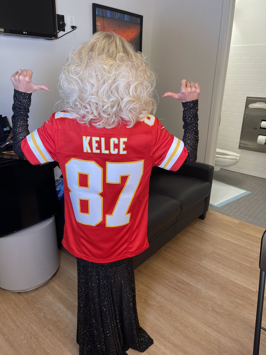 KChenoweth's tweet photo. KC ❤️ KC! Call the amateurs and cut 'em from the team 🏈✨ I loved spending the weekend with you, Kansas City!! See you again soon 💋 https://t.co/EEouYLP5IC