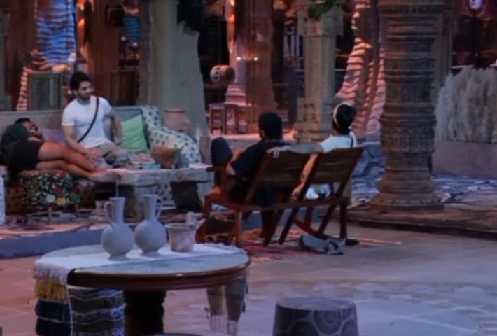 #LiveFeed they're discussing about shows and how media gives false information 😂
Vd said I m blessed that all my 4 shows were back to back hit. 
His favrrt actor from itv is Ravi Dubey 

#VivianDsena #BiggBoss18