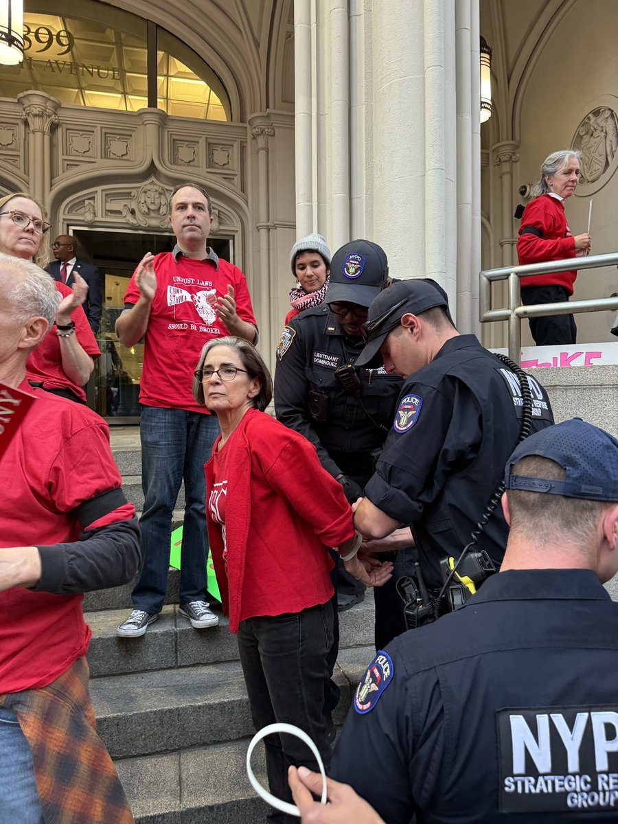 PSC_CUNY's tweet image. As the cops arrest our colleagues and take them away, we continue to shout even louder: CONTRACT NOW! #APeoplesCUNY