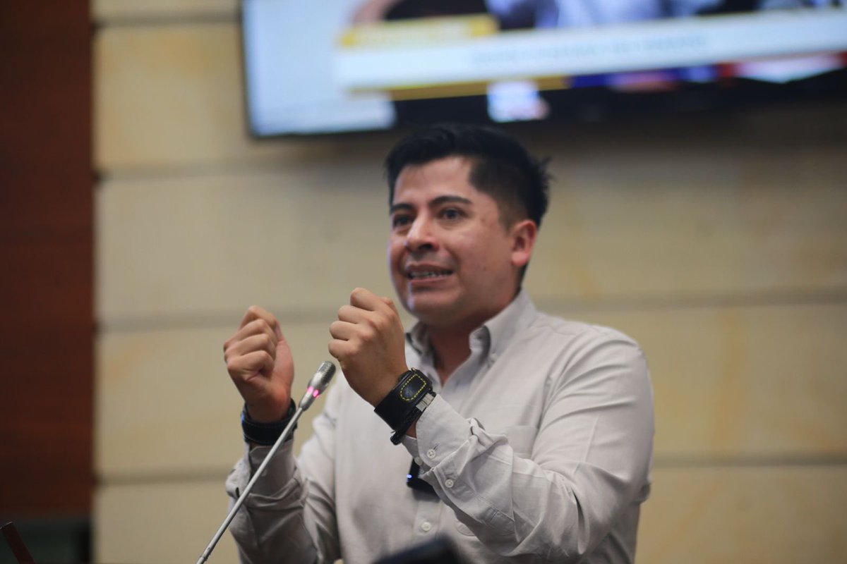 #PlenariaSenado | 📃✅ | Fue aprobado por unanimidad el proyecto de ley que busca fortalecer la lucha contra el maltrato animal y se actualiza el estatuto nacional de protección de los animales Ley 84 de 1989 – Ley Ángel.

🗣️ Ponente en segundo debate: senador <a href="/ArielAnaliza/">Ariel Ávila</a>.