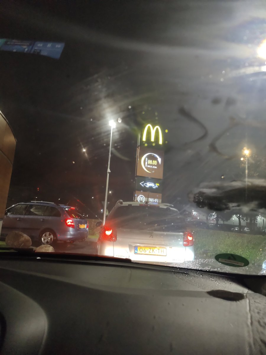 bartfce's tweet photo. Enige leuke aan deze awayday. En Suus wou een bier bij de Mac........
#CAMFCE https://t.co/30XSLykiml