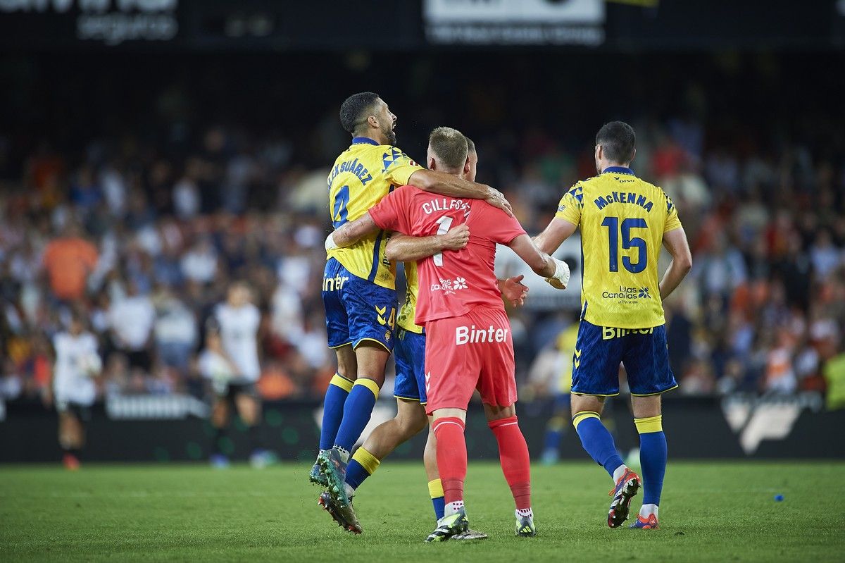 udlaspalmasNET's tweet photo. 💛💙 POBRE DEL QUE QUIERA, ROBARNOS LA ILUSIÓN 💛💙 https://t.co/Xhy2ttk7Ra