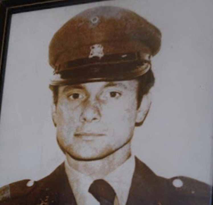 ClaudioCrespoG's tweet image. Un día como hoy en 1988, el grupo de izquierda terrorista FMR atacó al Reten Los Queñes de @Carabdechile asesinando al Cabo Juvenal Vargas QEPD, para luego  incendiar el cuartel.
El MIR y el FMR es el grupo armado de la izquierda.
Honor y Gloria a los que los Patria mueren.