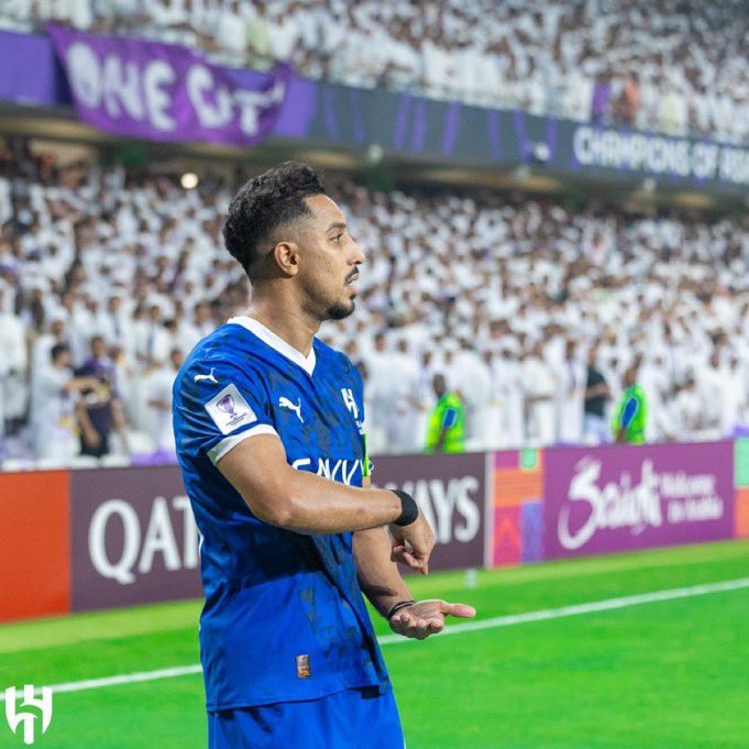 ربما لا يجيد ركلات الجزاء.. ربما لا يجيد اللعب
بمركز غير مركزه..
ولكنه يعرف كيف يسجل "هاتريك" بدون جزائية.

أفضل لاعب سعودي وآسيوي 🇸🇦