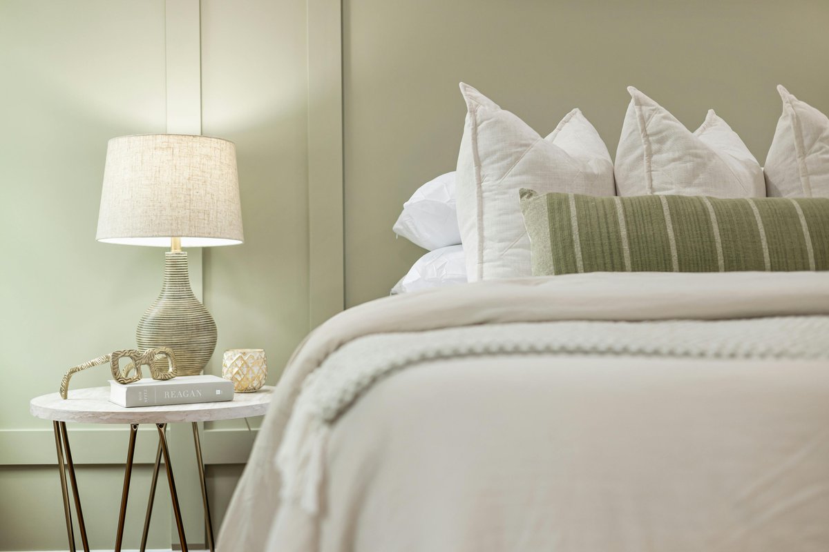 estatedecorco's tweet image. 💡 Pro tip: Layering textures can add depth and warmth to any room. Try mixing materials like wood, metal, and fabric for a cozy vibe.
#DecorTips #InteriorDesignTricks #HomeStyling #LayeringTextures #EstateDecor