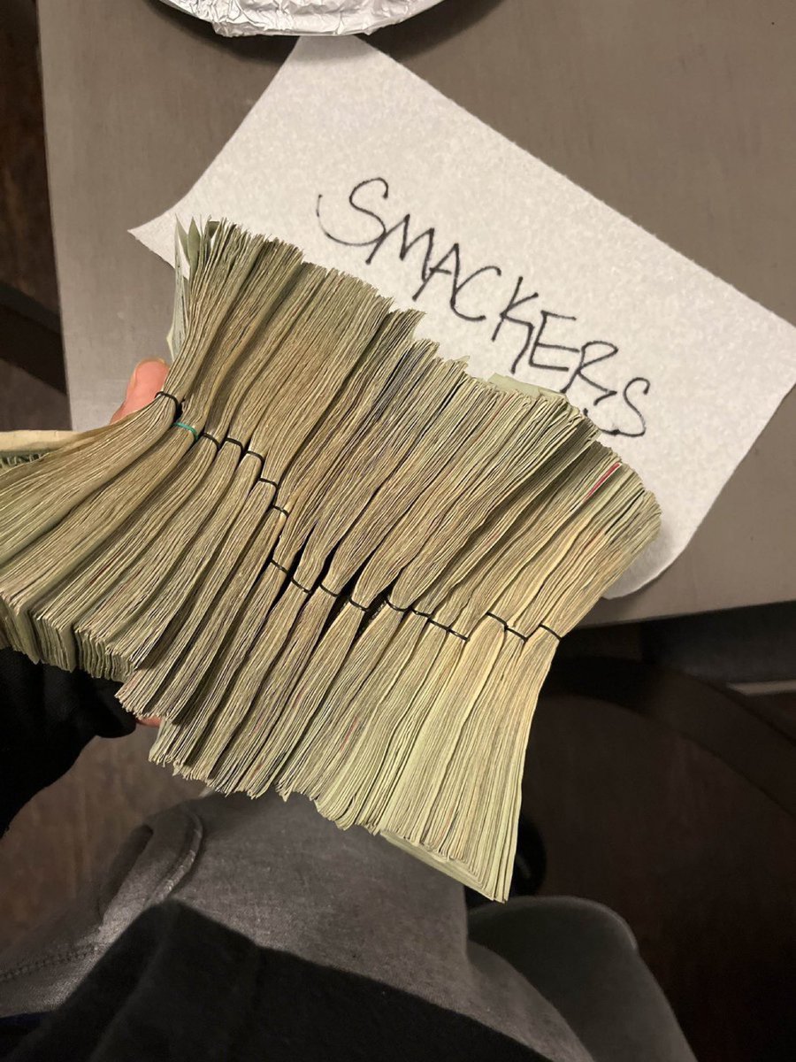 Get me to 9K followers &amp; I’ll be picking 5 people to win $100 MUST like RT, follow &amp; drop your cashapp below🖤  #SMACKERS