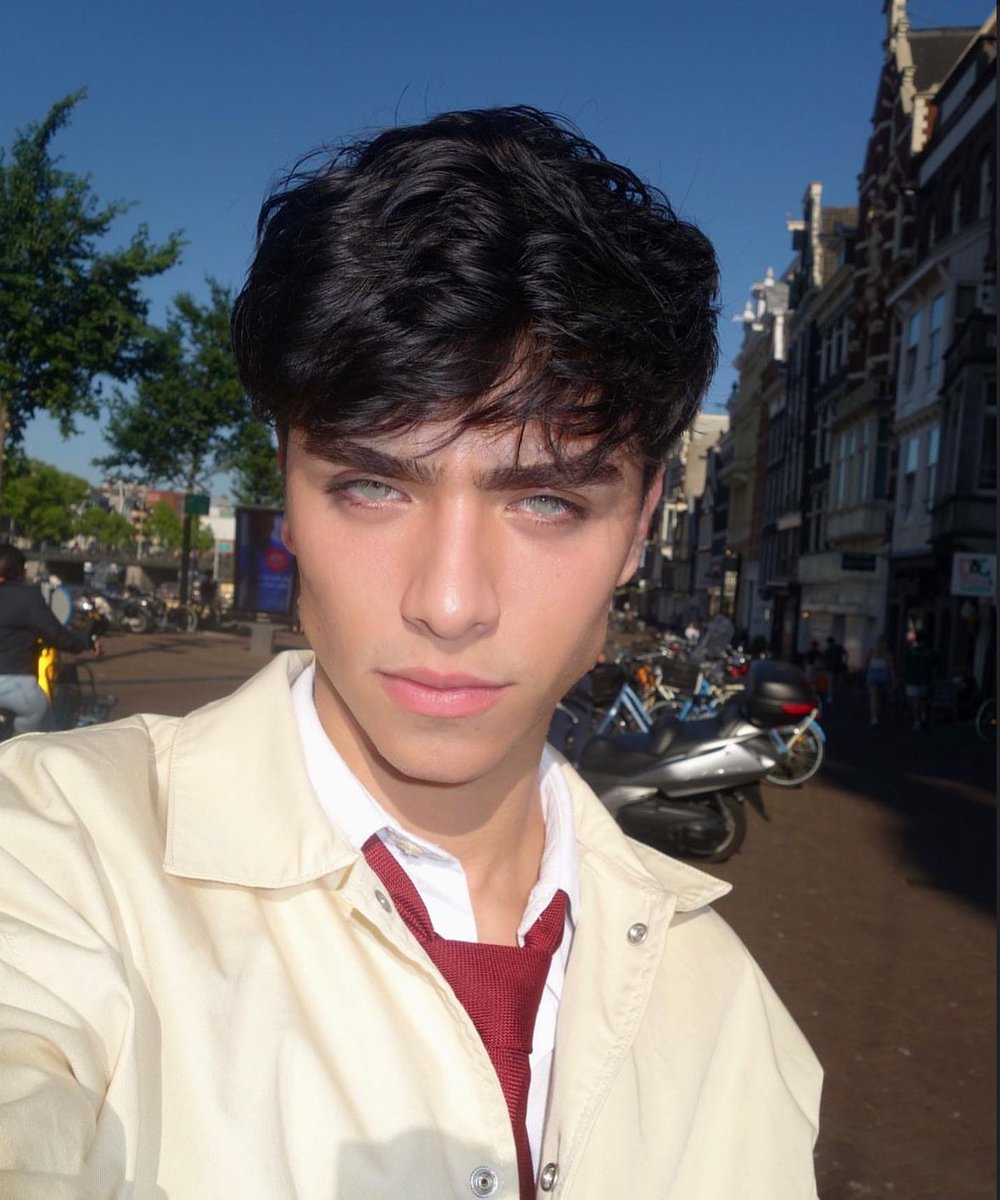 Aquí vengo yo. Soy Noah Greco Meyer. Hijo de Aitana Meyer y mellizo de @_DalilaGreco_ . Tengo 18 años y estoy estudiando leyes.

Fav y rt