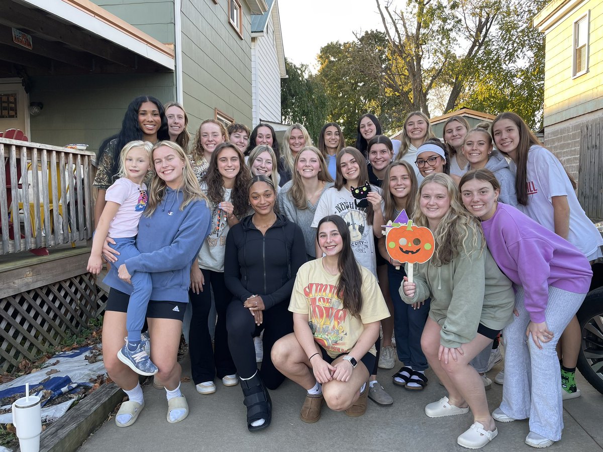 IUPVB's tweet photo. 𝓐𝓵𝓵 𝓽𝓱𝓮 𝓯𝓪𝓵𝓵 𝓯𝓮𝓮𝓵𝓼 🍂 🎃 🍲

#TalonsUp #VolleyHawks #fall https://t.co/LH9xpW5N2w
