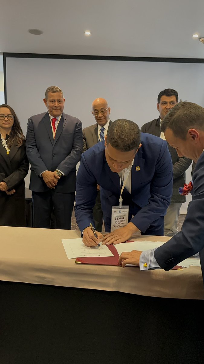 Al asumir como alcalde decidimos que no habría fronteras para gestionar lo mejor para San Juan. Hoy en colombia firmando un convenio  de cara a impulsar el ordenamiento territorial. 🇩🇴
