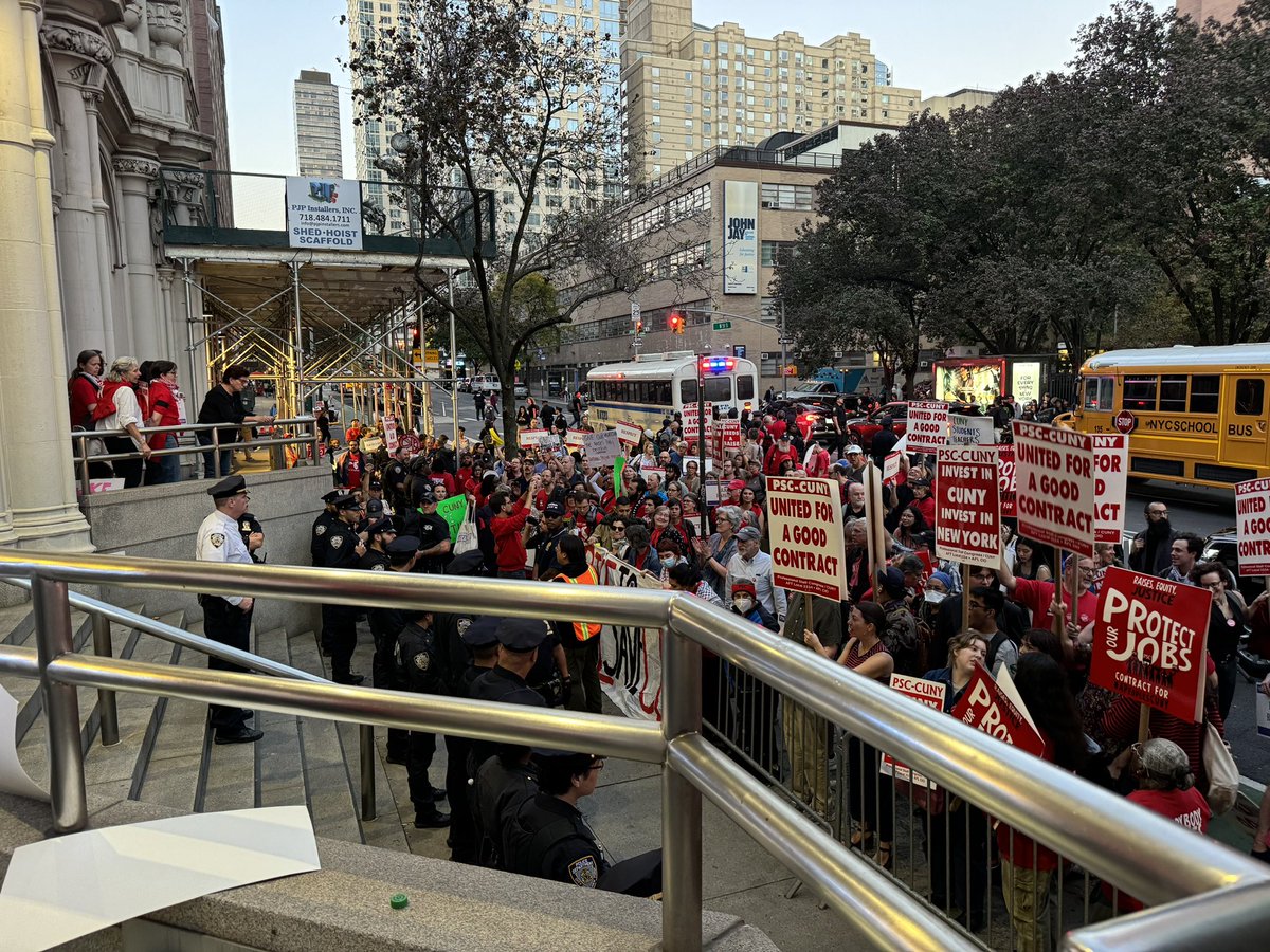 PSC_CUNY's tweet image. 200+ PSC members, allies, and community members continue to demonstrate, chant, and express gratitude for our 30+ colleagues who have taken arrest to amplify our urgent calls for real raises, job security, and a contract now!