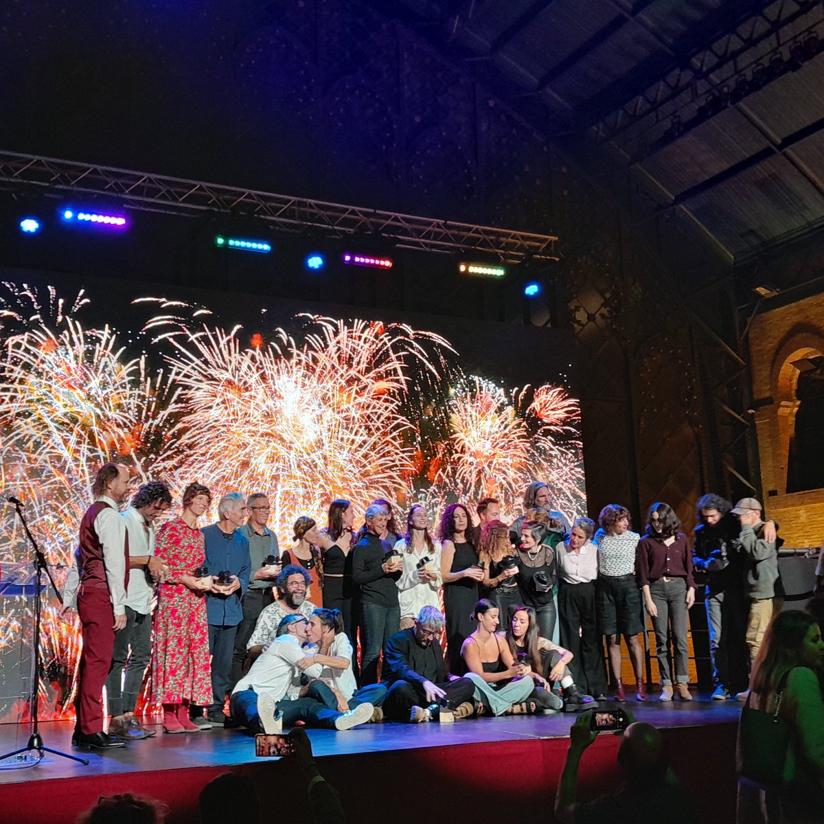 Enhorabuena 👏 a todos los premiados esta noche en los Premios Escenarios de Sevilla en una gala ágil y divertida conducida de manera magistral por <a href="/lossindrome/">Los Síndrome</a>. 38 compañías en liza para unos galardones que ponen el broche al <a href="/sevillafeSt/">Sevilla feSt</a> 2024. Mucho talento sobre las tablas.