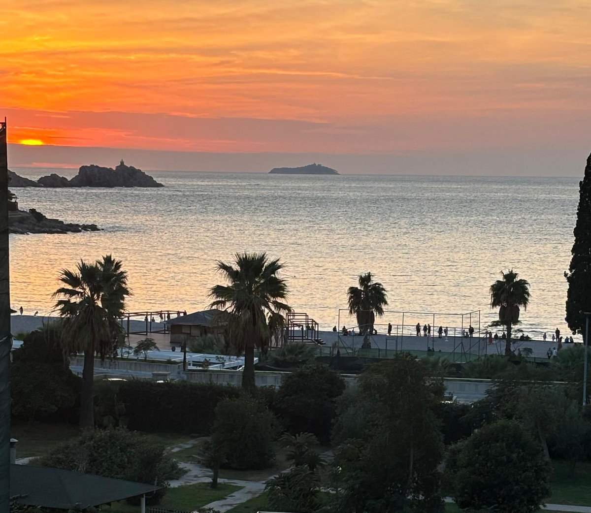 duzBme's tweet image. Just back from Dubrovnik 🇭🇷and the difference between it and Dublin 🇮🇪.
1. Immaculately clean.
2. No beggers or junkies in plain sight.
3. Nobody sleeping in shop doorways.
4. Taxi drivers passionately proud of their city and country.

#SaysALot #TruthHurts #sad