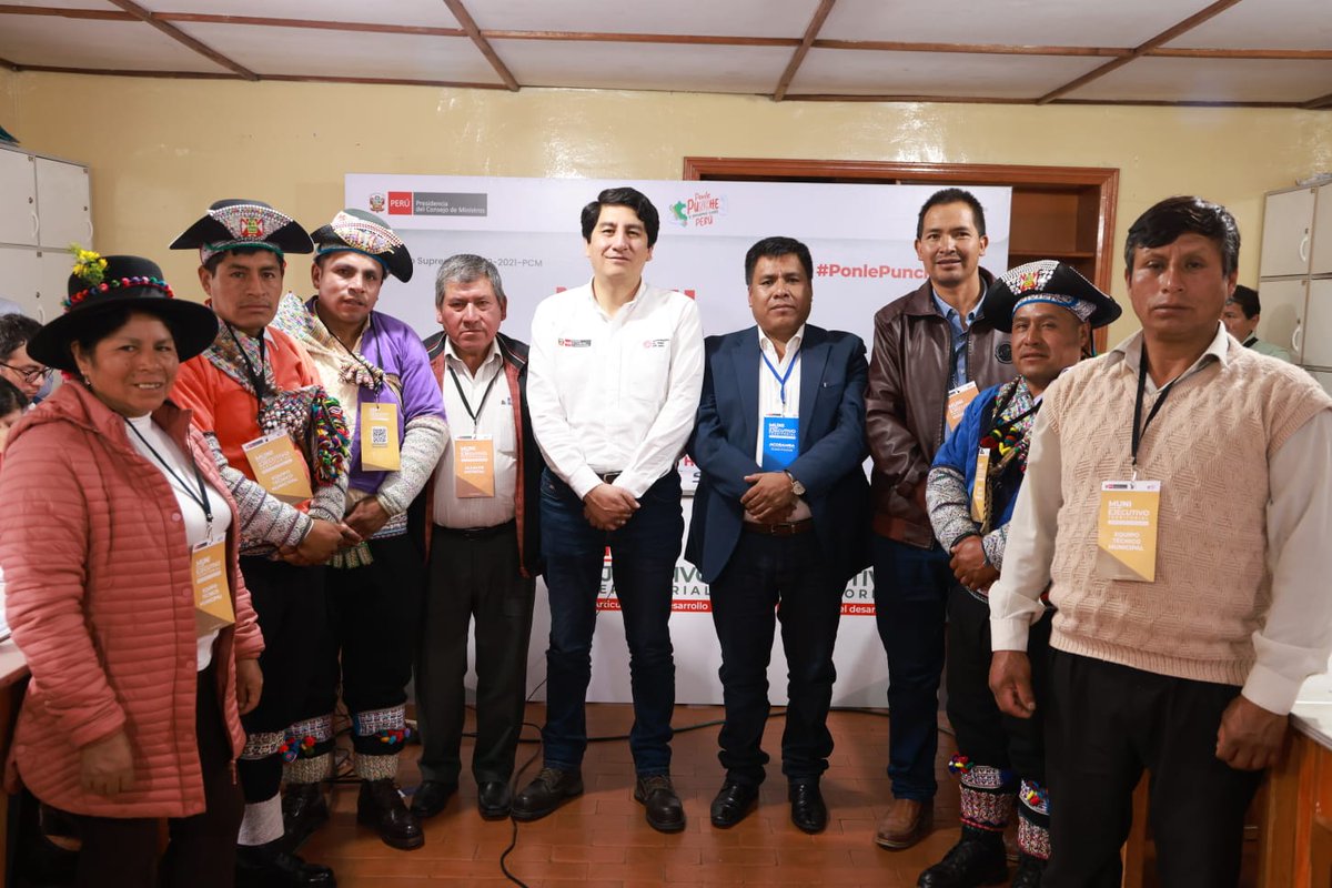 MTC_GobPeru's tweet photo. ✅ #Acobamba | En reunión con el alcalde provincial Felix Crispin Reymundo, así como con las autoridades distritales de Andabamba y Marcas, el #MTC informó que continúa avanzando con el proyecto para la modernización del Ferrocarril Huancayo - Huancavelica, que beneficiará a 1.2 millones de ciudadanos.