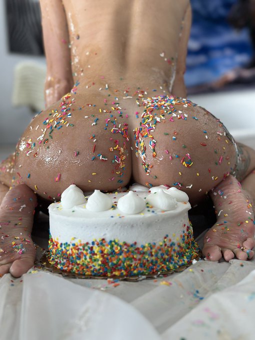 Cake anyone? https://t.co/a2WLfdCkUy