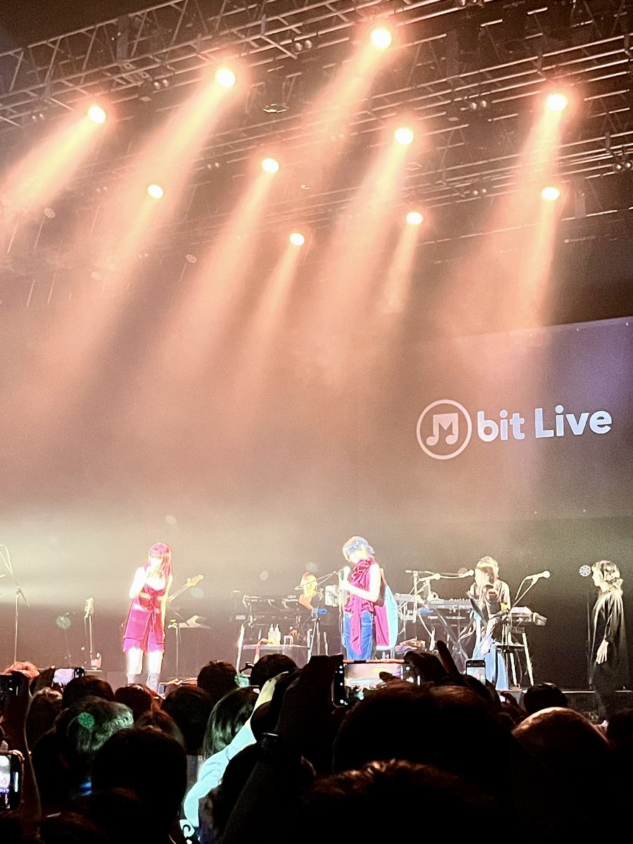 LscNin's tweet image. おはアイナ♡
昨日のM bitもやぱ最高だった✨
『風とくちづけと』からの『アイコトバ』は
ハンパなく引き込まれたし涙が溢れた🥹
僕のiPhoneじゃこんな写真しか撮れんけど
しっかり脳裏に焼き付けたよ🤗
余韻たっぷりな今日は仮眠1時間だけど
お仕事頑張れます♪😁
#アイナジエンド
#UA
#MbitProject