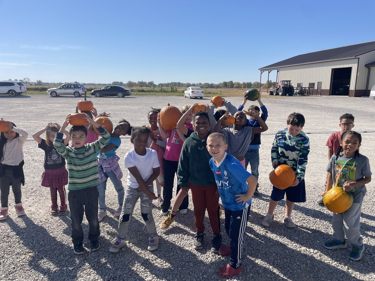 MissMeyerpeter's tweet photo. Another day, another field trip!! So much fun at the pumpkin patch🎃 #TrustyHuskies https://t.co/3Bub5EGX4A