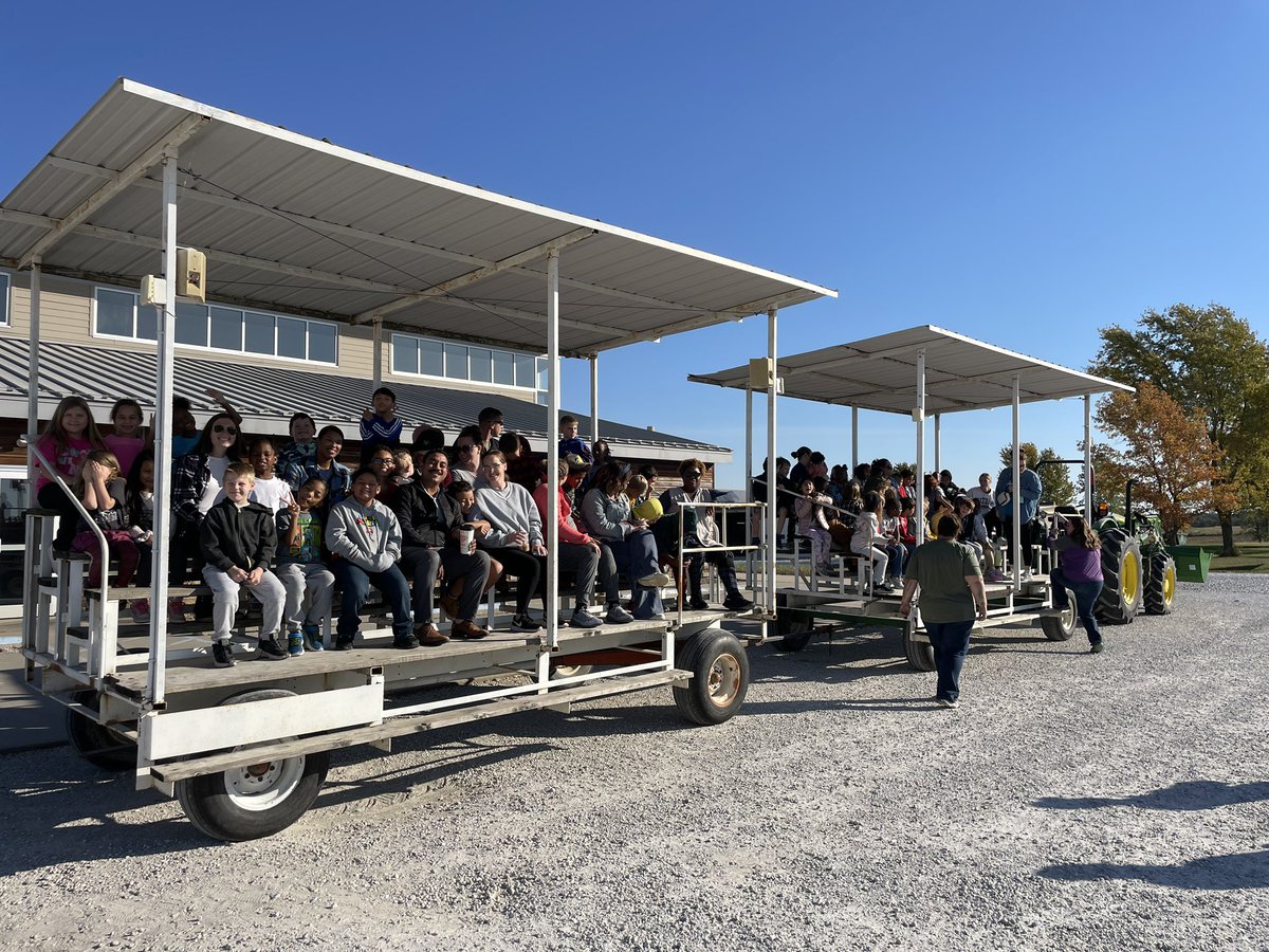 Another day, another field trip!! So much fun at the pumpkin patch🎃 #TrustyHuskies