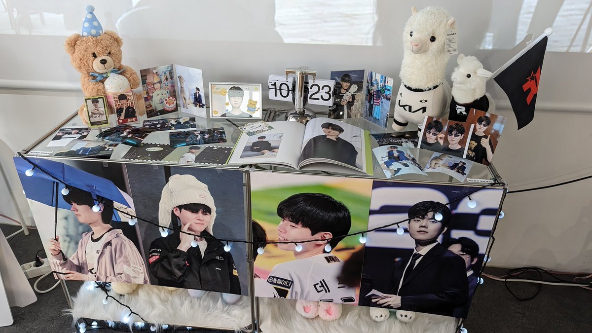 I went to <a href="/Dear_my_Onlyone/">Dear my One and Only✨</a>'s Deft birthday cafe! all the decorations were so pretty and there were so many photos and exhibits to admire, thank you!!
#Dear_my_One_and_Only 
#Happy_Deft_Day
#데프트 #Deft #김혁규